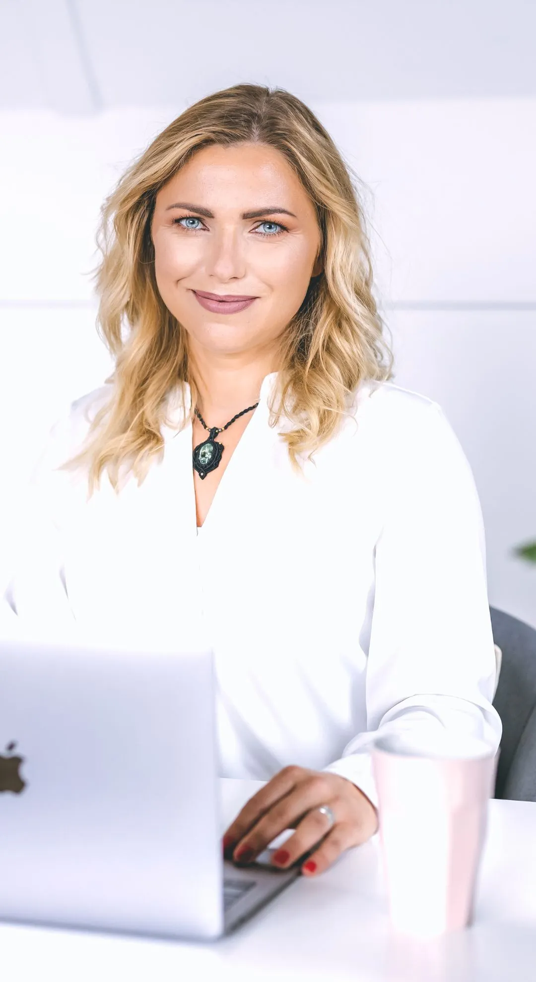 Ania Barańska pracująca przy laptopie