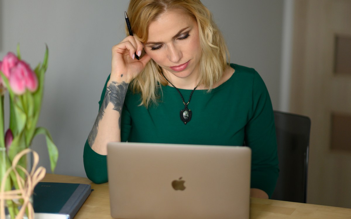 Ania Barańska przy laptopie, praca nad systemem obsługi poczty